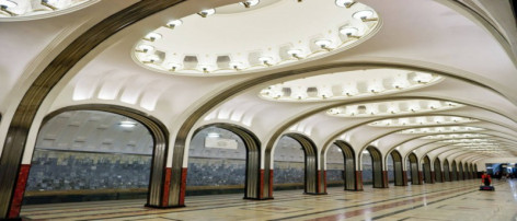 Рядом с двумя станциями метро